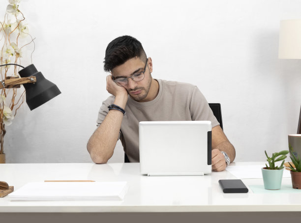 在家庭办公室，教育，商业，电子商务工作的年轻人图片下载