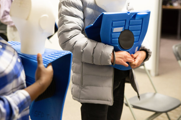 由保安在办公室进行心肺复苏术训练图片下载