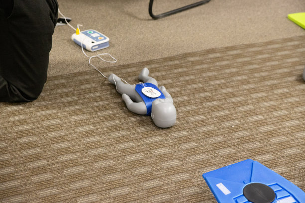 由保安在办公室进行心肺复苏术训练图片下载