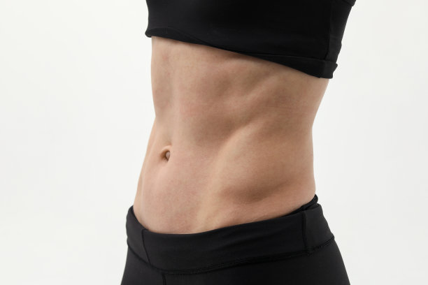 年轻的运动女性在运动服做健身锻炼图片下载