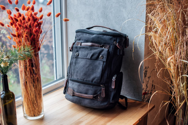 帆布背包旅行者。帆布背包配件在室内背景。图片下载