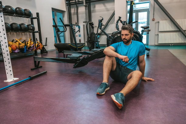 运动员在筋疲力尽的锻炼后休息图片下载