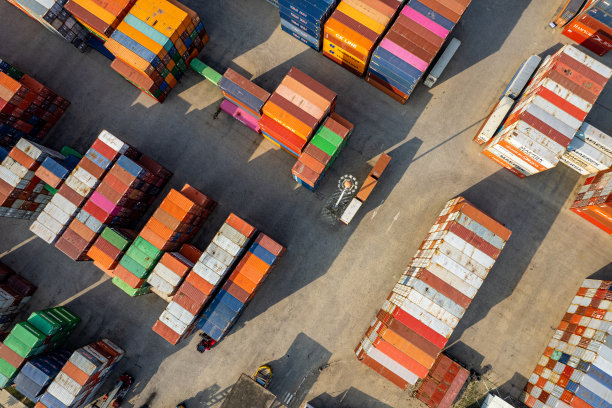 五彩缤纷的集装箱货站鸟瞰图图片下载