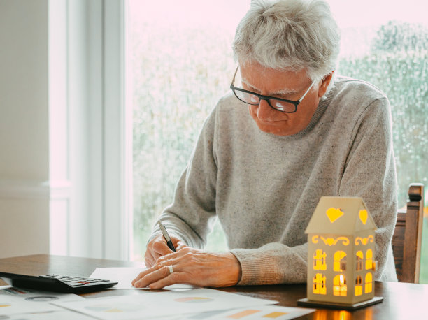 老男人在签房子买卖协议图片下载