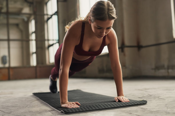 运动的女人在健身房做平板运动图片下载
