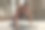 运动的女人在健身房做平板运动图片下载