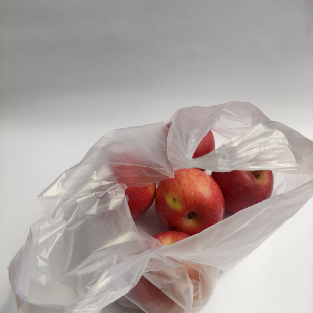 一些新鲜的红苹果在白色的草地上。图片下载