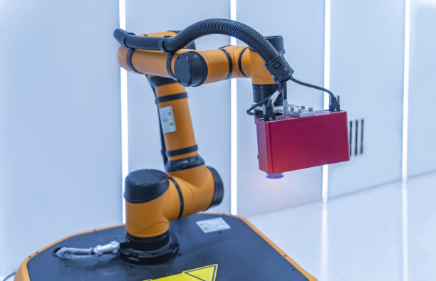 智能机器与手机一起工作，智能工厂工业4.0概念。图片下载