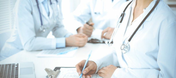 一群不知名的医生坐在诊所开会时讨论阻止冠状病毒大流行的问题，特写。医学的概念图片下载