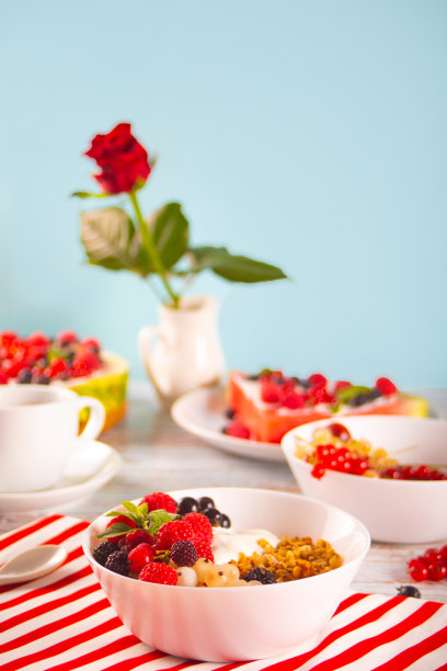格兰诺拉麦片，什锦麦片，酸奶或牛奶，新鲜浆果。健康早餐概念。图片下载
