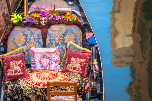 意大利威尼斯大运河上贡多拉内部的细节图片下载