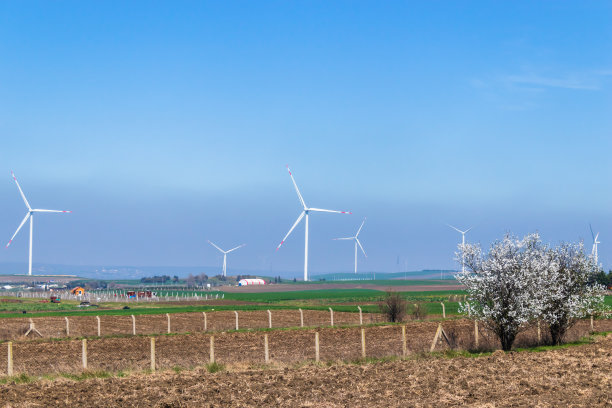 风力发电机产生的能量来自于自然中清澈的蓝天图片下载