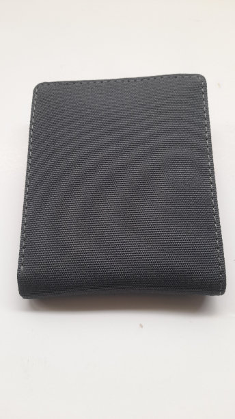 黑色皮革钱包顶部视图在白色背景。图片下载