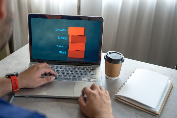 商人使用计算机分析项目时间表，为商业计划制定项目管理时间表。图片下载