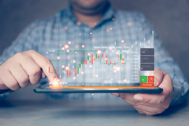 男士或交易员正在使用平板电脑和日益增长的虚拟全息股票图，投资交易。投资技术。图片下载