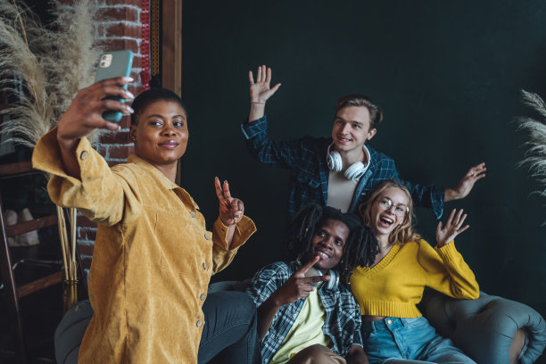 一群不同的好朋友在自拍。青年留学生们在一起玩乐、聚会、庆祝。非裔美国人，高加索多文化学院大学社区图片下载