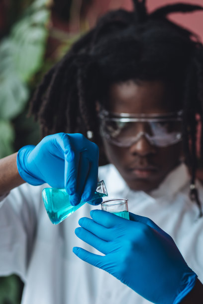 男性非裔美国科学家在实验室进行生物试验，科学研究。多文化多民族多种族的科学概念，专业生物学家图片下载