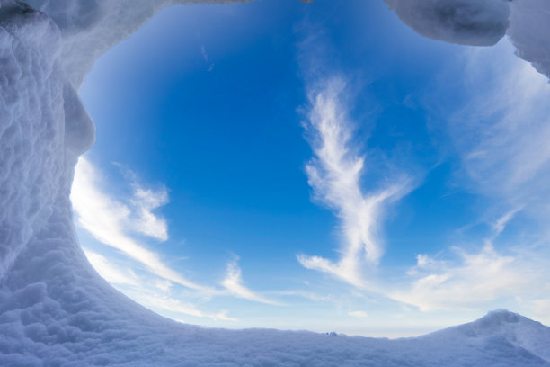 从下面看。的窗口。蓝天白云作背景。图片下载