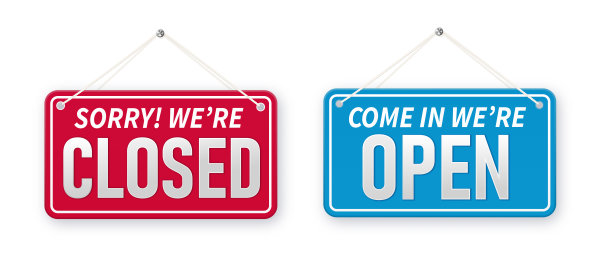 信息板上写着“请进，我们开门了”和“对不起，我们关门了”。白色招牌与绳子的背景。商业概念为封闭和开放的企业，网站和服务图片下载