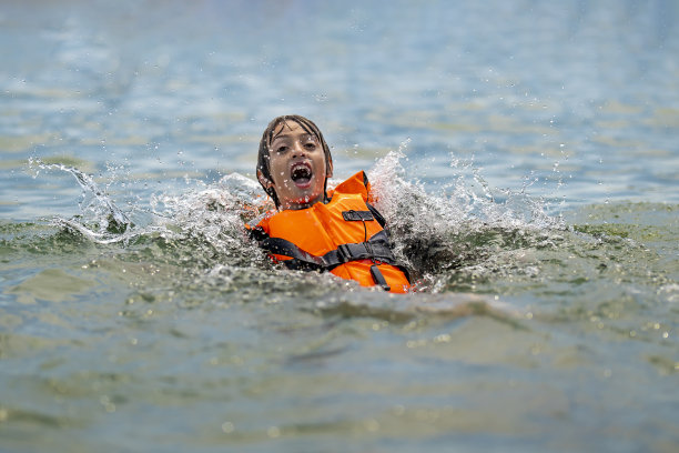 男孩在海里游泳图片下载