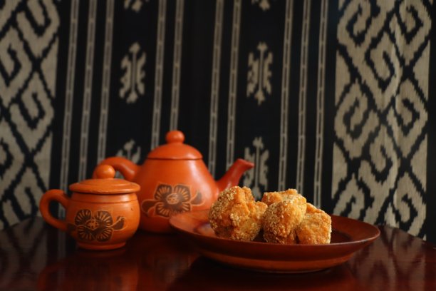 笑饼由小麦粉和芝麻制成，上面撒上糖使它变甜图片下载