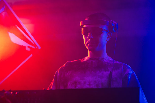 俱乐部DJ戴着墨镜在派对上播放音乐图片下载