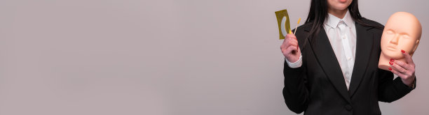 美容师用假人训练头练习延长睫毛。训练睫毛延伸。图片下载