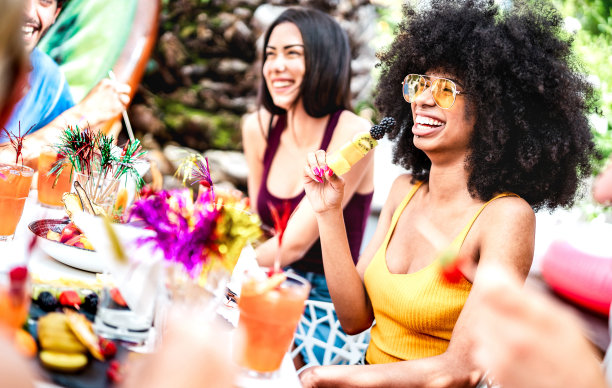 花哨的朋友组在泳池边鸡尾酒会吃水果串-生活方式的度假概念，年轻的男人和女人在夏天的一天在豪华的位置一起玩-明亮生动的过滤器图片下载
