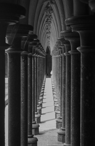 法国北部布列塔尼布列塔尼诺曼底的一座中世纪修道院教堂过道上的柱子欧洲大西洋圣米歇尔山圣米歇尔山图片下载