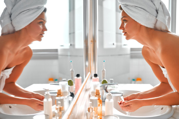 浴室里的女人图片下载