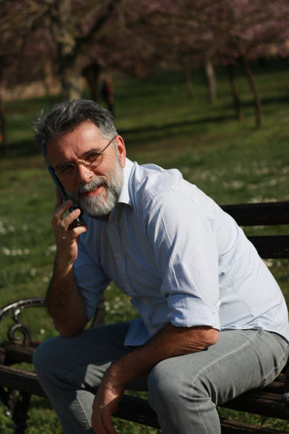 成熟的男人用手机做生意，玩网络恋爱图片下载