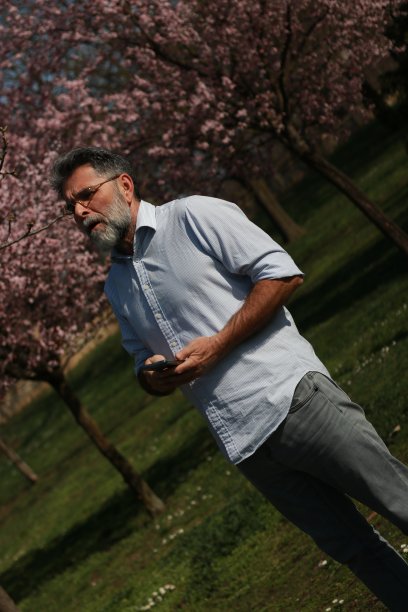 成熟的男人用手机做生意，玩网络恋爱图片下载