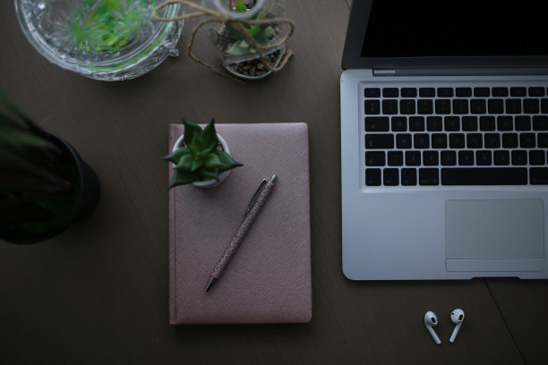 办公桌椅和办公用品。平铺办公场所和对象。前视图。复制空间的文本股票照片办公桌，办公室，桌子，咖啡-饮料，笔记本电脑图片下载