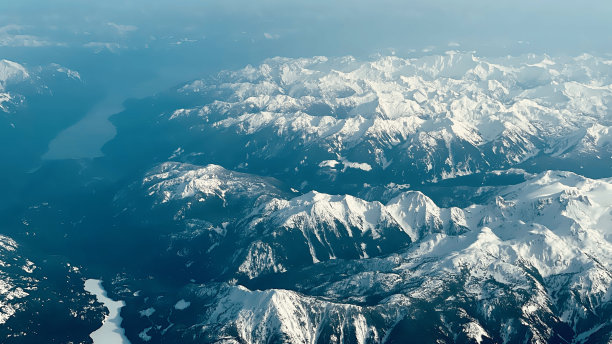 加拿大落基山脉与马琳湖的航拍照片，贾斯珀班夫惠斯勒图片下载