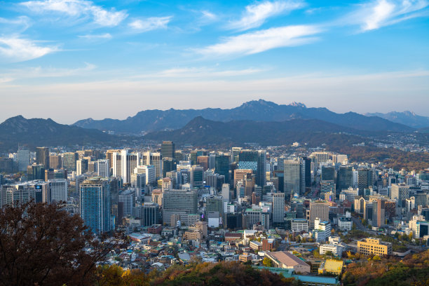 韩国首尔的天际线是一个阳光明媚的日子图片下载