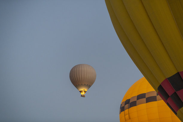 在日出时飞行的彩色热气球的特写视图图片下载