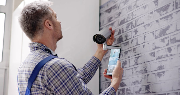 技术员调整闭路电视图片下载