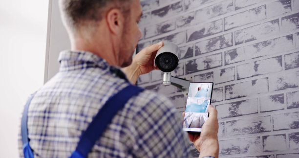 技术员调整闭路电视图片下载