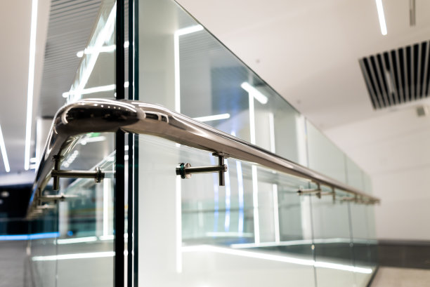 现代建筑内部采用不锈钢栏杆和玻璃墙图片下载
