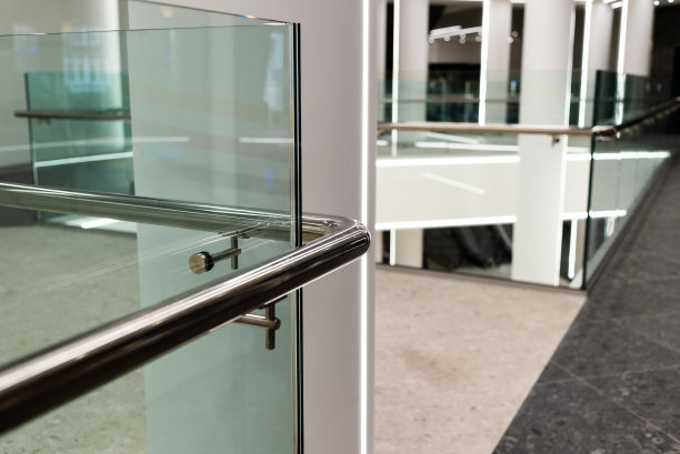 现代建筑内部采用不锈钢栏杆和玻璃墙图片下载