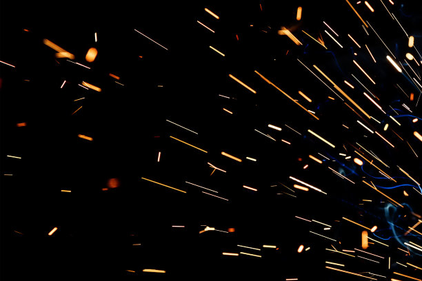 近距离观察和背景的气体金属电弧焊(GMAW)过程的火花，光，散景效果和烟雾。图片下载