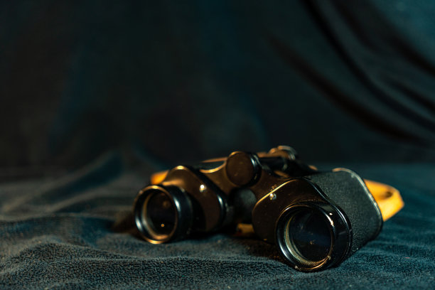 双筒望远镜孤立在黑色背景上图片下载