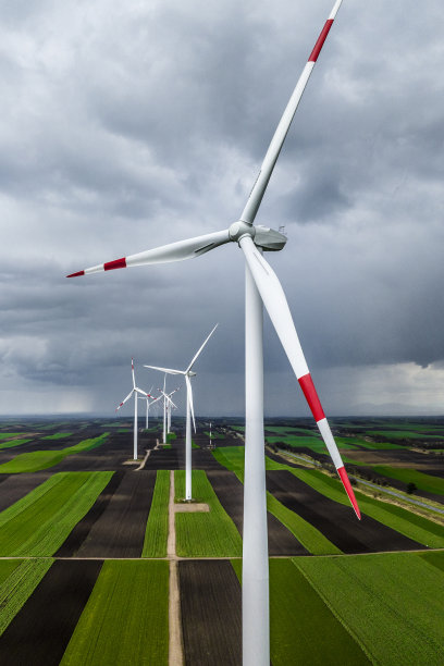 风力涡轮机的空中无人机视图图片下载