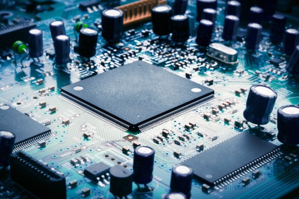 蓝色电路板上的微芯片的抽象特写图片下载
