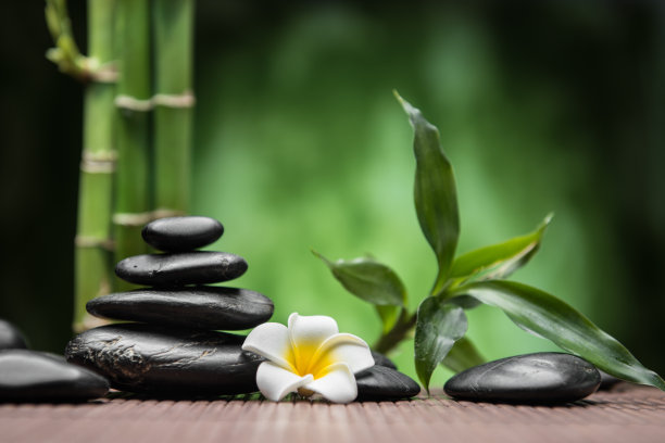 黑色的石头和竹子图片下载