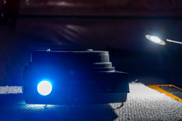 老式135 35毫米胶片幻灯机在暗室工作图片下载