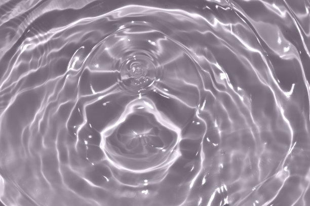 离焦模糊透明棕色颜色清晰平静的水面纹理与飞溅，气泡。闪闪发光的紫色水波纹背景。游泳池的水面。紫色泡泡水闪闪发光。图片下载