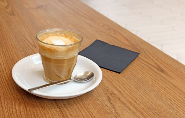 木桌上放着拿铁和黑色餐巾图片下载