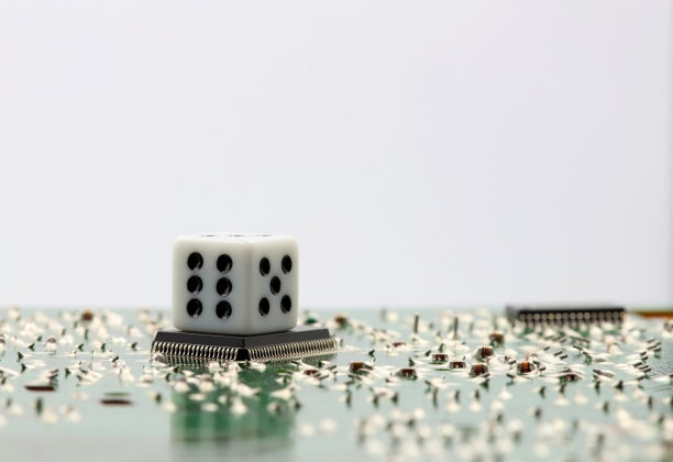 赌博和技术的概念。电子电路和晶体管上的白色骰子图片下载