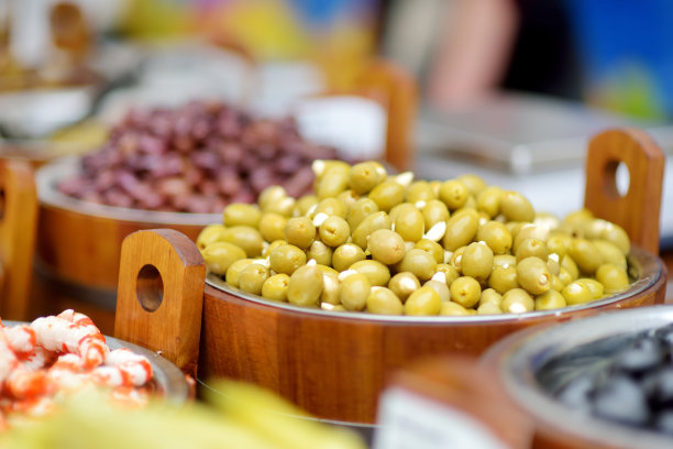 在立陶宛维尔纽斯的一个集市上，各种有机腌橄榄、大蒜、辣椒、酸豆和晒干的番茄在传统的春季集市上出售。图片下载